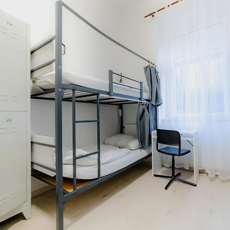 بيت شباب Karlin